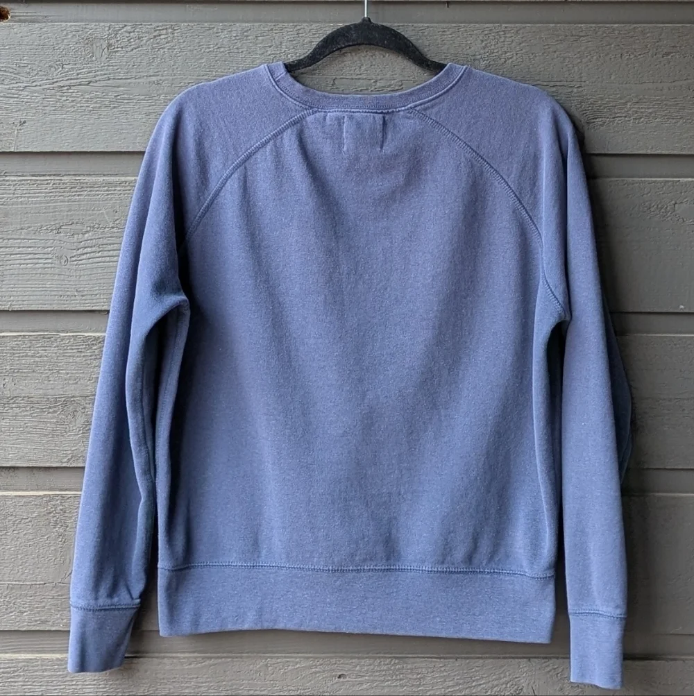 Tailgate Notre Dame English Seal Crest Raglan Sleeve Sweatshirt Blue Small